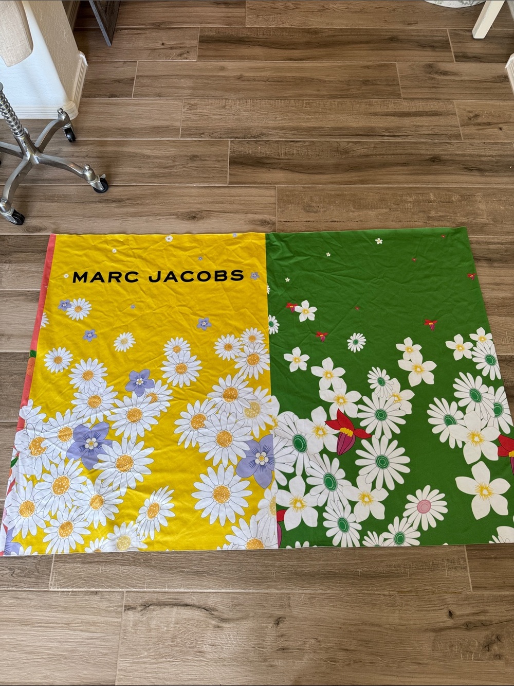 Marc Jacobs Daisy fragrance double sided banner fabric loop